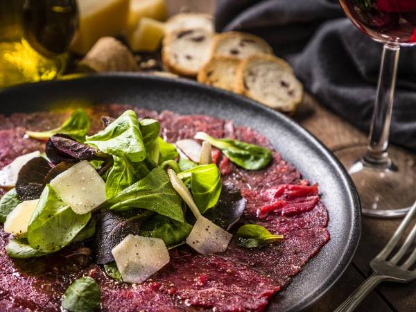 El carpaccio puede servirse como un bocadillo tierno y suave o como botana para una reunión con amigos o familia.