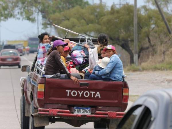 Después de una semana de vacaciones, las personas retornaban a sus lugares de residencia como podían.