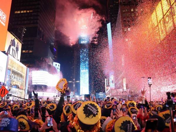 Los espectadores observan cómo el confeti llena el aire para marcar el comienzo del nuevo año, en Times Square, Nueva York, el 1 de enero de 2023.