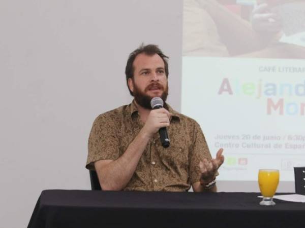 El escritor llegó a suelo catracho para impartir y compartir un taller sobre sus experiencias en la literatura. FOTOS: Efraín Salgado