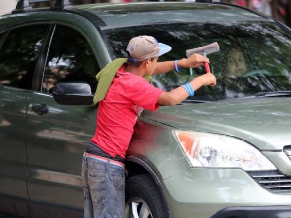 En su mayoría, los niños realizan labores como limpiar autos, donde apenas ganan unas monedas. Foto: EL HERALDO.