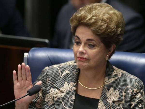 Con la misma cara desafiante con la que enfrentó un tribunal militar hace 46 años, cuando fue condenada por guerrillera, Dilma enfrenta su destitución este día (Foto: Agencia APF/ El Heraldo Honduras/ Noticias de Honduras)