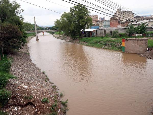 Debido a las últimas lluvias, los niveles de los ríos y quebradas que cruzan por la ciudad han crecido de forma considerable. Las personas que viven cerca de los afluentes deben tomar más precauciones.