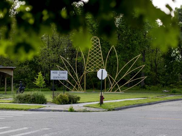 “Bosque Nuevo, Tronos Antiguos” de Jordan Weber, en Detroit, está equipado con dispositivos de monitoreo del aire.