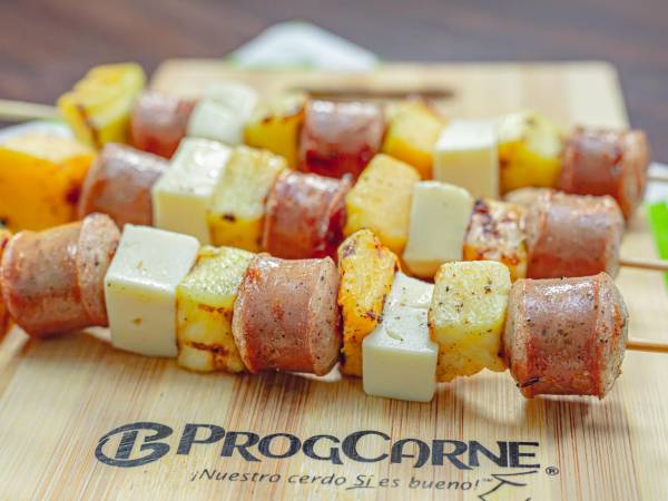 Brochetines de salchicha alemana y más botanas para celebrar