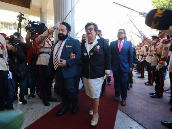 El presidente del Congreso Nacional, Luis Redondo, tomó del brazo a la designada presidencial Doris Gutiérrez para ingresar al Poder Legislativo.