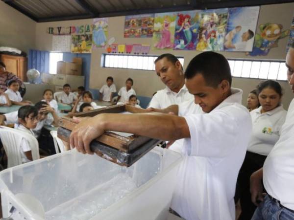 os estudiantes de la Escuela Toribio Bustillo observaron asombrados cómo los alumnos de Prepace hacen papel.