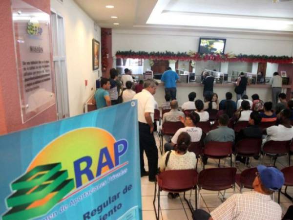 Un promedio de 2,000 personas llegan a diario a solicitar su estado de cuenta a las oficinas del RAP en Tegucigalpa, San Pedro Sula y La Ceiba.