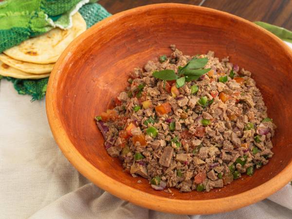 Disfruta esta delicia en el almuerzo o cena y acompáñala con arroz blanco, limón y tortillas. En temporada de altas temperaturas, lo ideal es degustarlo frío.