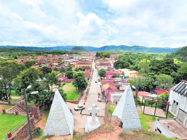 La Esperanza e Intibucá son las ciudades con mayor elevación en Honduras. El Valle de Azacualpa es otra de las atracciones de Intibucá.