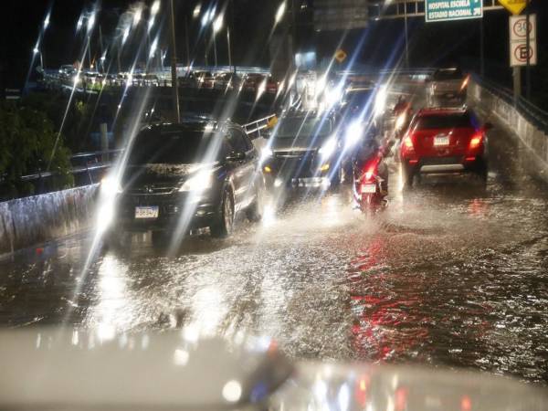 Largas filas se experimentaron la noche de este martes en varios bulevares de Tegucigalpa y Comayagüela luego de las lluvias registradas en horas de la tarde, a continuación imágenes del caos vehicular.