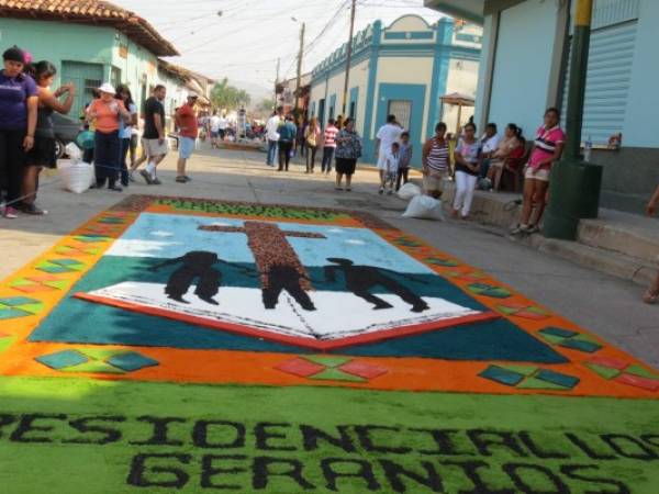 La ciudad colonial cumple esta Semana Santa, 52 años de elaborar las tradicionales alfombras de aserrín.