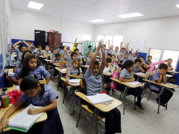 Los niños reciben sus clases en las nuevas aulas, la felicidad se refleja en sus tiernos rostros. Foto: Efraín Salgado/EL HERALDO.