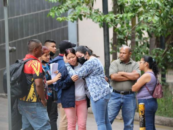 Una desgarradora escena se vivió en las afueras de Medicina Forense cuando familiares de la joven Kenia Carolina López Sánchez llegaron para retirar su cadáver de la morgue.