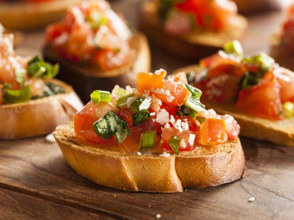 Tomate, cebolla, chile, albahaca o lo que tú desees, todo cabe en una deliciosa rodaja de pan tostado.