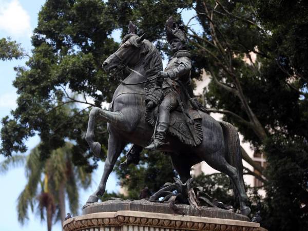 Francisco Morazán, nacido en Tegucigalpa, demostró un profundo amor por la patria, y es por eso que su legado se mantiene vivo y ferviente. Esta estatua lo retrata como el “Gran General”.