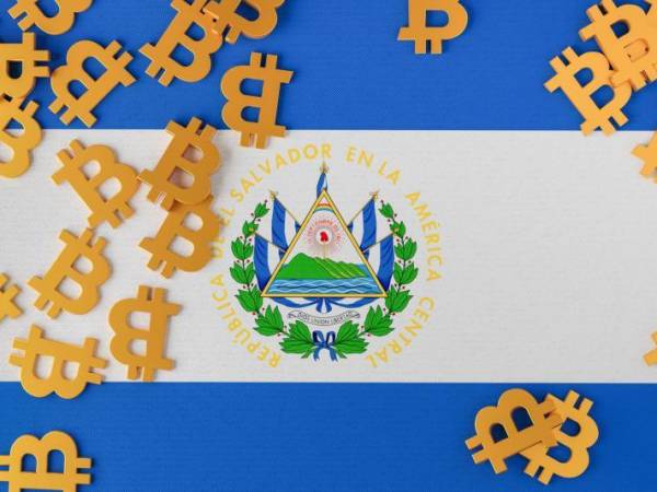 El presidente salvadoreño Nayib Bukele tiene abierta la vía para la emisión de títulos en criptomoneda por unos 1,000 millones de dólares. Sin embargo, los especialistas advierten sobre los riesgos de la operación. El FMI también criticó el plan, entre tanto los denominados “bonos volcán” aseguran muchos son una especie de bomba de tiempo.