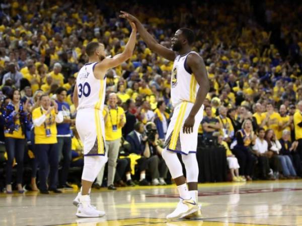 Jugadores de los Warriors celebrando su triunfo la noche del jueves.