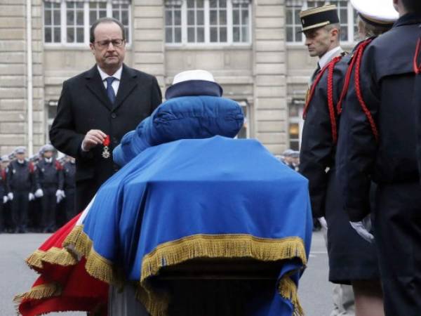 François Hollande encabeza funerales de víctimas de atentados en París.