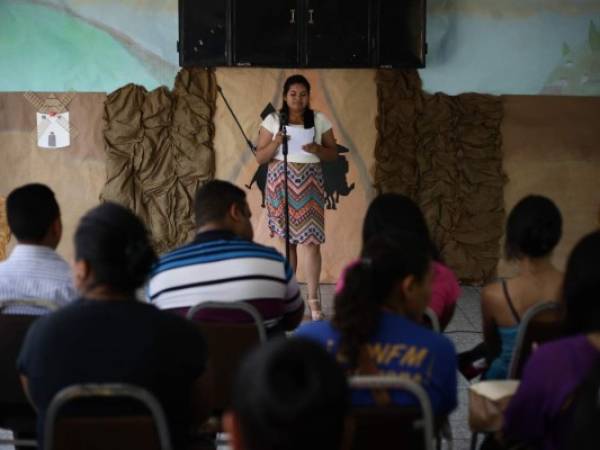 Las celebraciones del Día del Idioma, llámense lecturas, obras de teatro, etc., no están mal, pero no deberían pretender que en un solo día se logrará lo que no se ha inculcado en todo el año: el placer por la lectura.