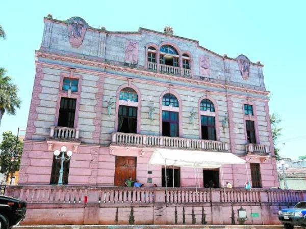 La última fase consiste en el pintado interior y exterior del teatro.