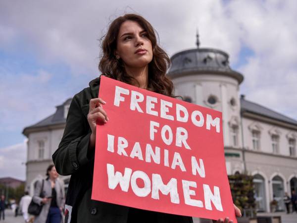 Una mujer participa en una manifestación en apoyo de las mujeres iraníes en Pristina.