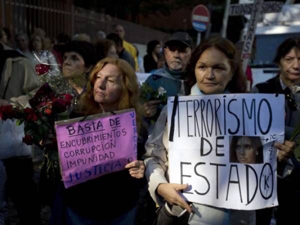 Un grupo de mujeres pide justicia en el caso del fiscal que acusó de encubrimiento a la presidenta Cristina Kirchner.