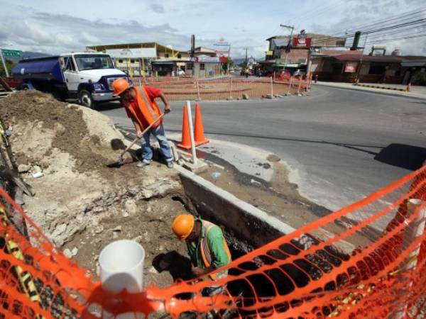 La rotonda que se construye en Altos de Toncontín presenta un avance del 25 por ciento y espera culminarse el próximo año.