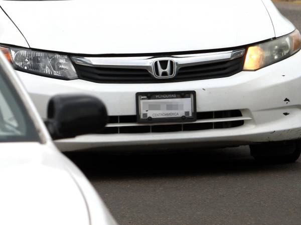 Los propietarios de vehículos ante la escases de placas vehiculares han optado por poner las de papel que les dan en el Instituto de la Propiedad