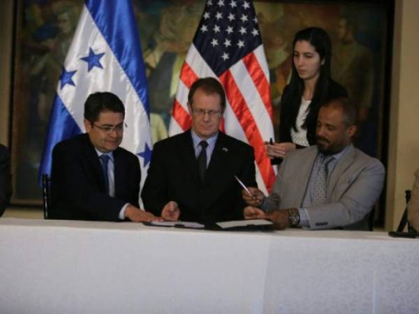 El presidente de Honduras, Juan Orlando Hernández junto al embajador de Estados Unidos y representantes de USAID.