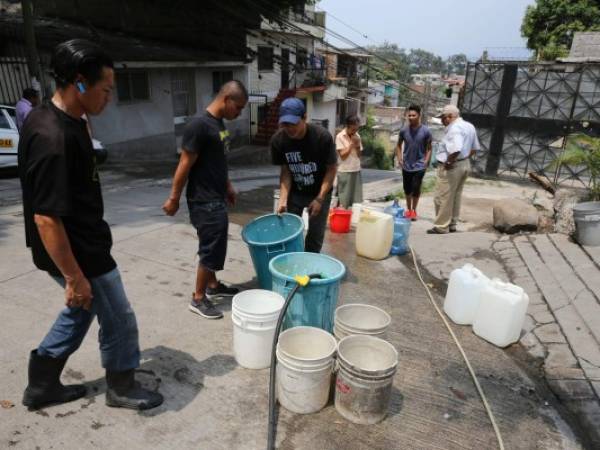 El afluente de agua natural en El Bosque a diario abastece entre 100 a 150 personas. Foto: David Romero/EL HERALDO.