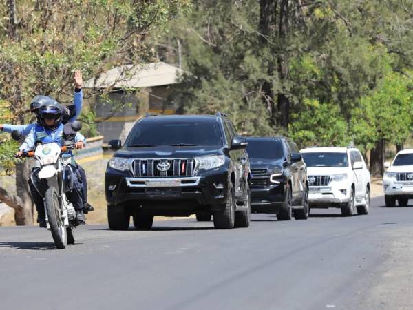 Los generales Tulio Romero Palacios y Willy Oseguera Rodas podrían ser trasladados la tarde de este jueves al Fuerte Cabañas, tras ser detenidos y acudir ante los Juzgados militares. A ambos se les acusa del delito de abandono de destino, por haber salido del país sin pedir permiso.