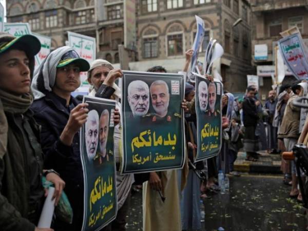 Hutíes chiíes de Yemen sostienen carteles con las imágenes del comandante paramilitar iraquí Abu Mahdi al-Muhandis, a la izquierda, y el comandante militar iraní Qassem Soleimani, durante una protesta en Saná, Yemen, el lunes 6 de enero de 2020, contra el asesinato de ambos perpetrado por Estados Unidos con un dron en Irak. (AP Foto/Hani Mohammed)