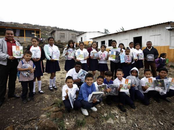 Estudiantes y docentes del CEB Generación 2000 se mostraron alegres y agradecidos con el donativo.