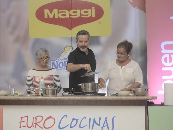 El chef Carlos Leal cautivó a los presentes con su simpatía y con sus geniales recetas de comida callejera mexicana: tostadas de esquites de pollo y gorditas de pollo. (Fotos: Hector Edú, Moisés Valenzuela y Laura Sabillón.)