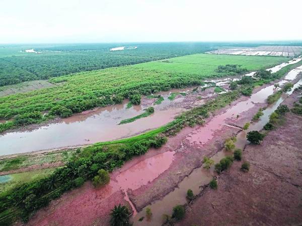 Honduras bajo el agua tras el paso de tormentas Ian y Julia: Inundaciones, pérdidas de cultivos, socavones, deslizamientos y muertes fueron algunos de los daños que dejaron las tormentas Ian y Julia en el territorio hondureño. A mediados de septiembre, las autoridades del Centro Nacional de Estudios Atmosféricos, Oceánicos y Sísmicos (Cenaos) de Copeco anunciaron que la tormenta Ian no ingresaría a Honduras, de igual manera siempre dejó inundaciones y deslizamientos en suelo hondureño afectando más la zona norte del país.El territorio nacional no se había terminado de recuperar de los daños cuando el 9 de octubre ingresó la tormenta Julia, la cual dejó de forma preliminar cinco fallecidos, pérdidas económicas de 3,000 millones de lempiras en el sector productivo, más de 100 mil personas resultaron afectadas por las inundaciones y varias comunidades quedaron incomunicadas por la crecida de los ríos