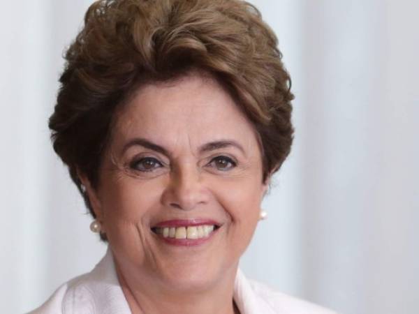 La presidenta suspendida de Brasil, Dilma Rousseff sonríe después de leer la carta