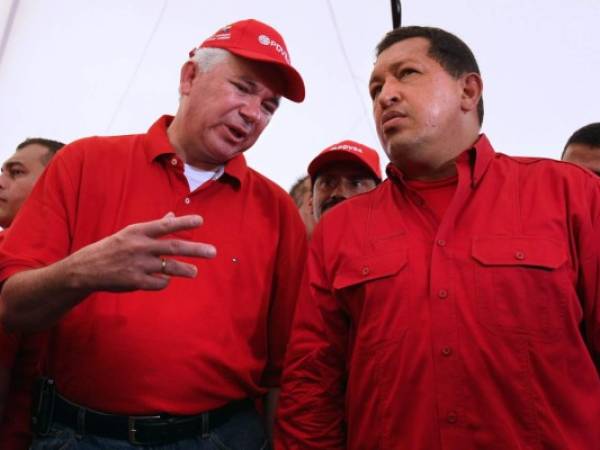 Rafael Ramírez (izquierda) fue hombre de confianza del fallecido expresidente Hugo Chávez.