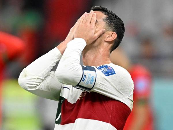 Sin gloria y con las ilusiones a un alto grado, Cristiano Ronaldo pasa a la historia de los mundiales después de jugar, posiblemente, su último partido en un mundial. La selección quedó eliminada ante un intrépido Marruecos que ya amenaza con conquistar la copa. CR7 salió destrozado del campo y el mundo lo sufre.