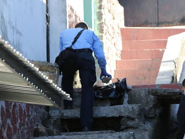 Un cuerpo fue encontrado completamente desmembrado al interior de bolsas negras este miércoles en unas gradas de la colonia Altos del Bosque en la capital. La escena es dantesca pues las partes humanas quedaron esparcidas en distintos puntos del lugar.