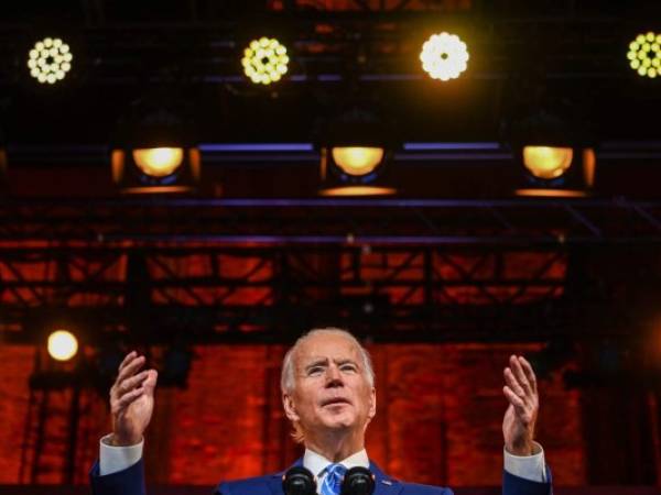 El presidente electo de Estados Unidos, Joe Biden, pronuncia un discurso de Acción de Gracias en el Queen Theatre en Wilmington, Delaware. Foto: Agencia AFP.