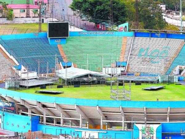 El montaje del escenario en el Estadio Nacional ya está por concluirse.