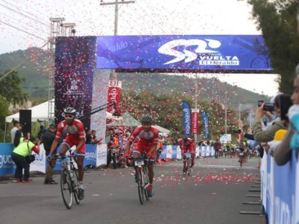 Así arrancó la mañana de este domingo la VII Vuelta Ciclística de EL HERALDO. Foto: David Romero/ EL HERALDO