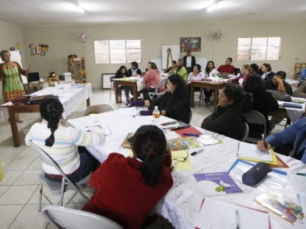 Maité Valé, especialista en educación para niños especiales imparte el taller.