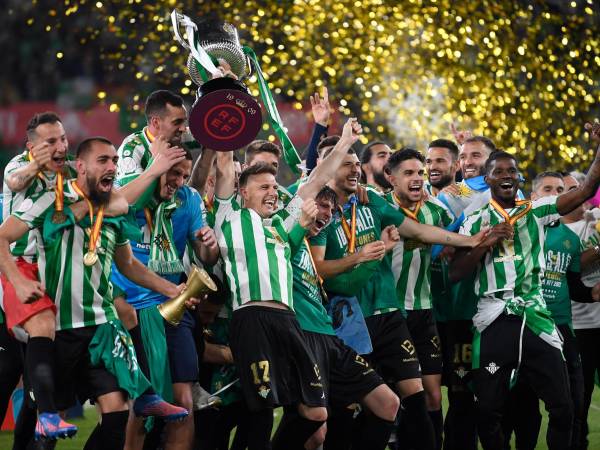 El centrocampista español Joaquín, levanta el trofeo de ganador mientras celebra con sus compañeros su victoria después de ganar el partido de la final de la Copa del Rey de fútbol entre el Real Betis y el Valencia CF en el estadio de La Cartuja en Sevilla.