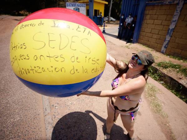 La hondureña mostró a EL HERALDO el contenido escrito en el inflable donde cuestiona las Zedes y los saqueos que ha sufrido el país por parte de los gobiernos.