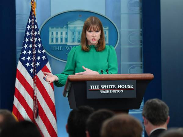 La directora de comunicaciones de la Casa Blanca, Kate Bedingfield.