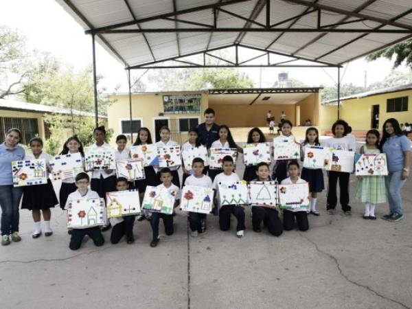 Felices, los alumnos de la Escuela Esteban Mendoza mostraron sus creaciones luego de ser instruidos por los ejecutivos de Cascadas Mall.