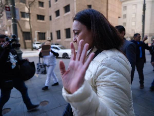 Las hermanas de la ex primera dama, Ana García, quienes estuvieron presentes en la lectura de veredicto contra Juan Orlando Hernández, fueron captadas a la salida de la Corte del Distrito Sur de Nueva York, apresuradas, herméticas y con la mirada triste.