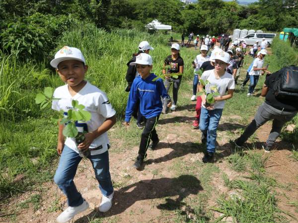 Muy contentos se mostraron los pequeños en la actividad que ayudó a recuperar el bosque.